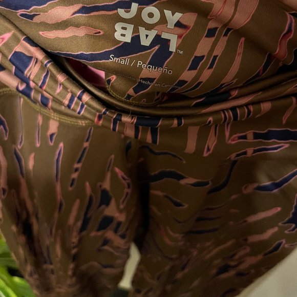 High-Rise Abstract Zebra Print Criss-Cross Waistband Leggings - Picture 2 of 5